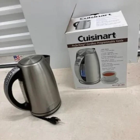 Cuisinart Stainless Steel Cordless Electric kettle - Picture 2 of 3